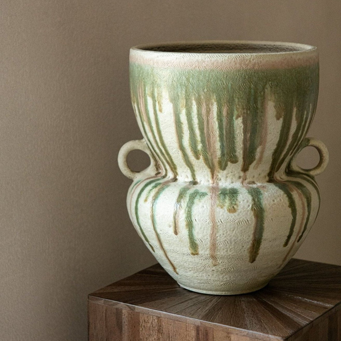 Vase i keramik, olivengrøn/lysebeige, J-Line