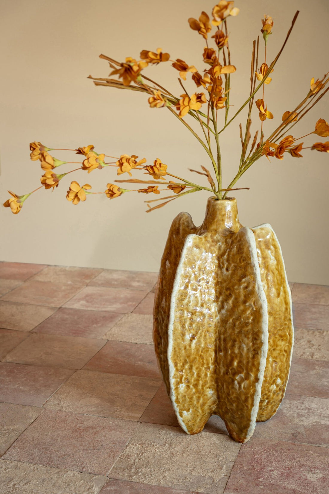 Vase Ubi porcelæn okkergul J-Line