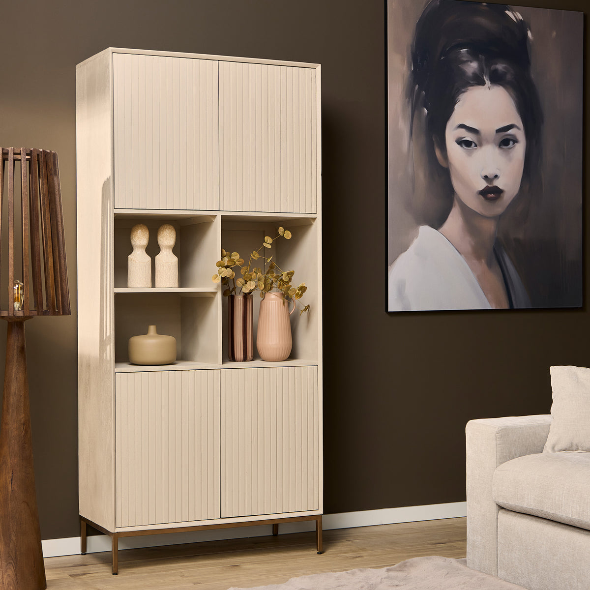 Vakkenkast Madison van Starfurn in een woonkamer, met boeken en manden in de open vakken