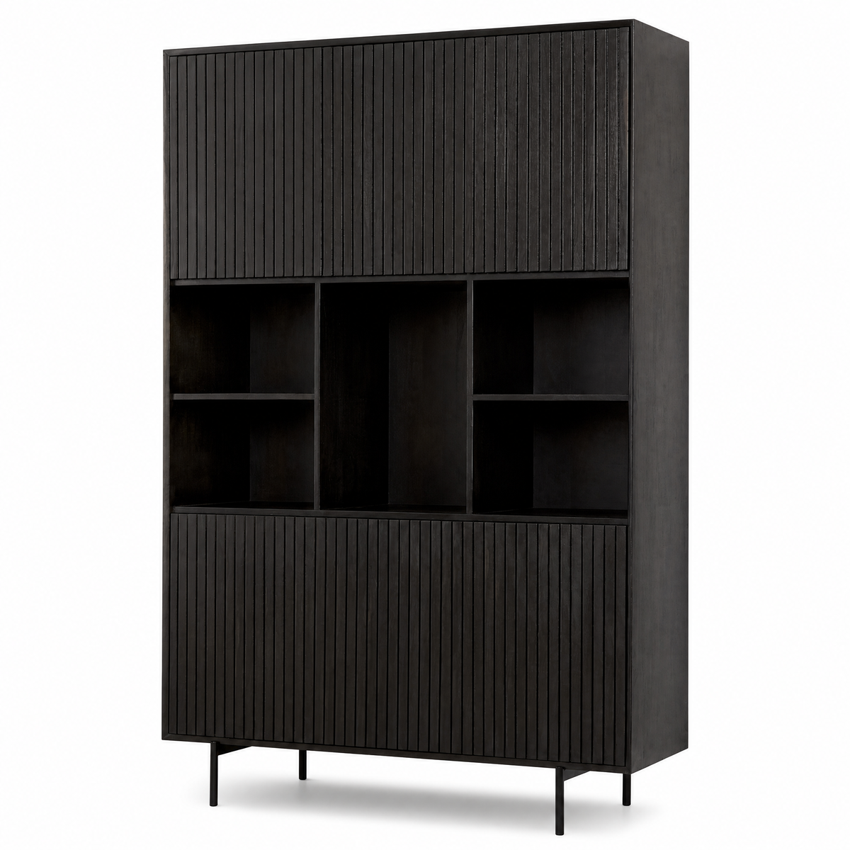 Zwarte vakkenkast Madison 135cm van Starfurn in een woonkamer gestyled met decoratie
