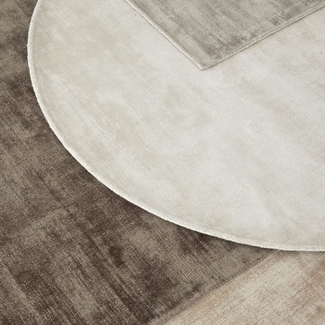 Sfeerbeeld met La Belle vloerkleden van MUST Living in een woonkamer met natuurlijke tinten