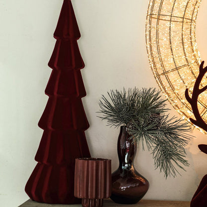 Yule Kerstboom Gelaagd Bordeaux Small van PTMD, sfeerbeeld met de bordeaux kerstboom als kerstdecoratie op een dressoir