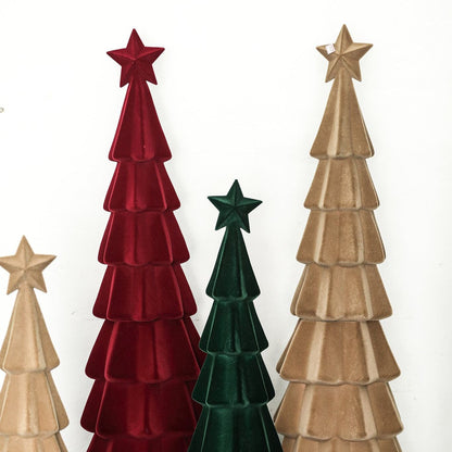 Yule Kerstboom Gelaagd Donkergroen Large van PTMD, gelaagde kerstbomen in bordeaux, groen en beige naast elkaar