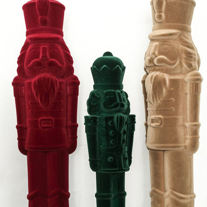 Yule Notenkraker Beige Large van PTMD, fluwelen notenkrakers in bordeaux, groen en beige naast elkaar