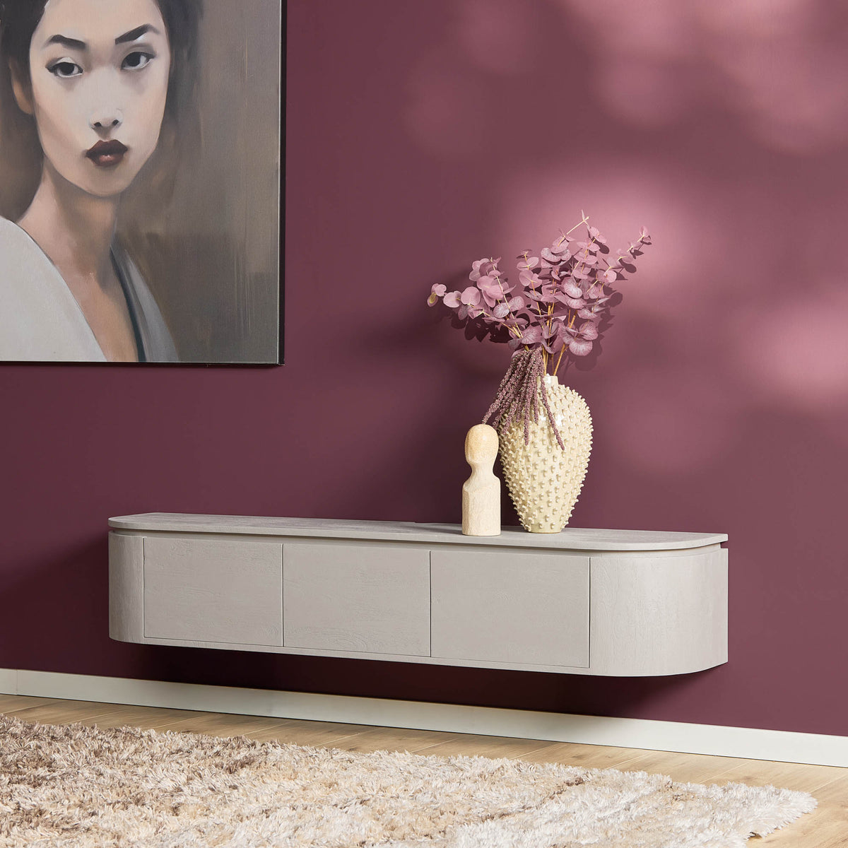 Sfeerbeeld van het taupe tv-meubel Excellent aan de wand met decoratie